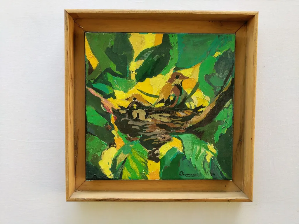 Nid d'oiseau dans le feuillage